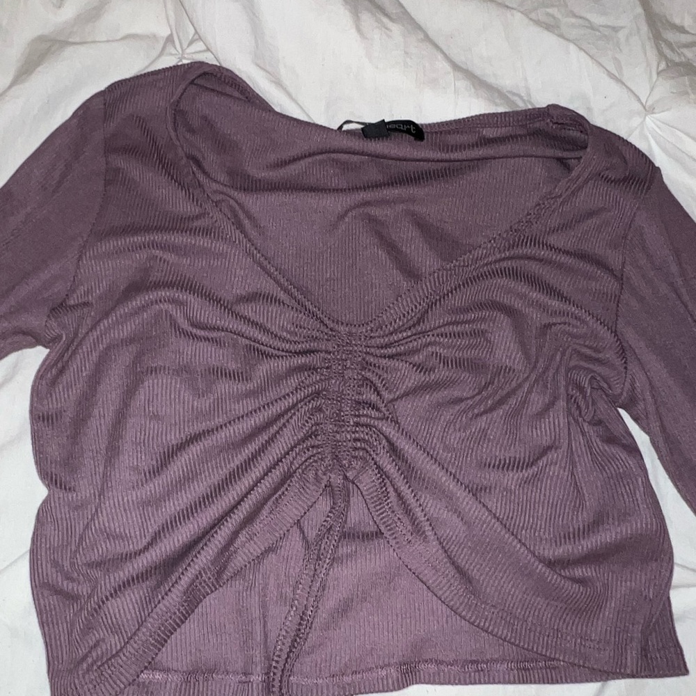 Cropped long sleeve top.